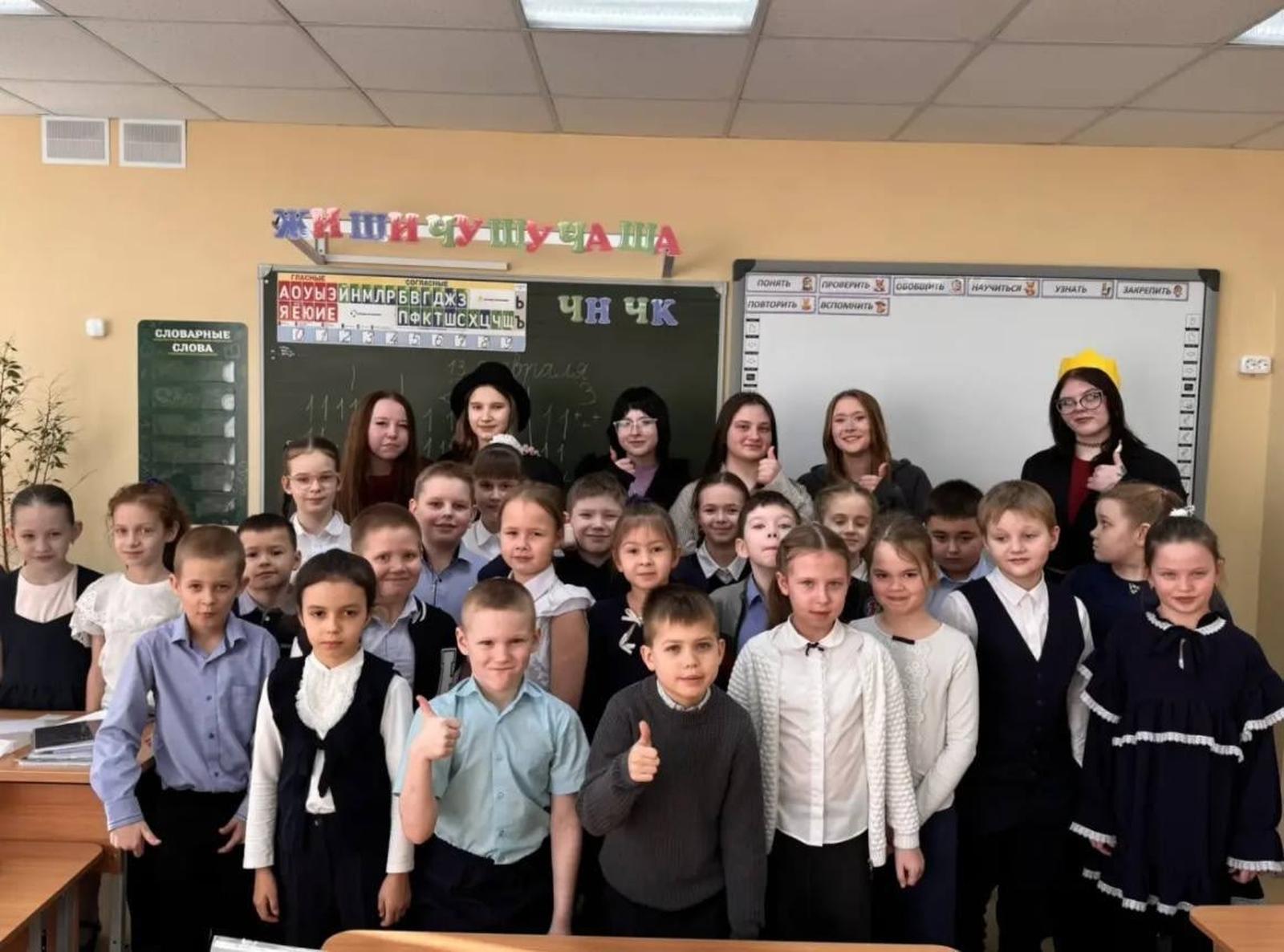 Финансовая грамотность с волшебством: студенты в гостях у второклашек!